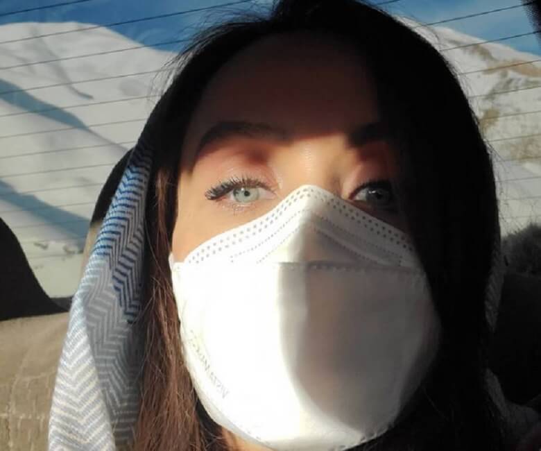 حدیث فولادوند چشمان آبی‌اش را به نمایش گذاشته است.