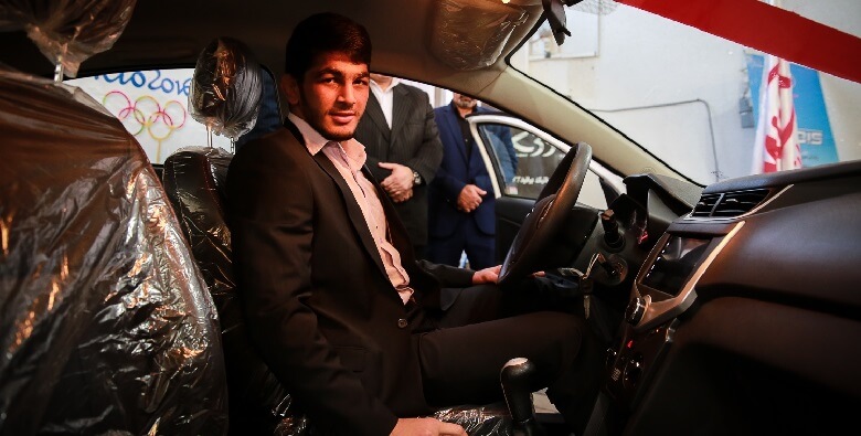 حسن یزدانی در خودروی شاسی بلندش دیده شد.