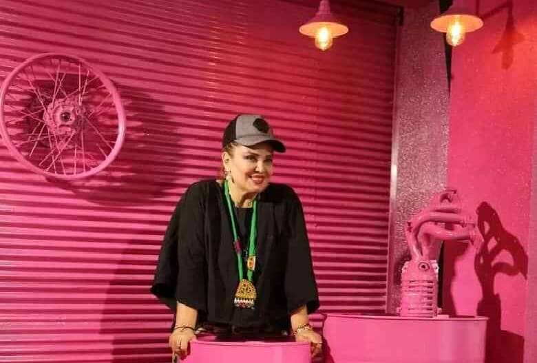 بهاره رهنما و یک بشکه با تم صورتی ست کردند.