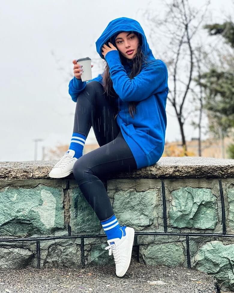 ترلان پروانه زیر باران ژست خاص گرفت.