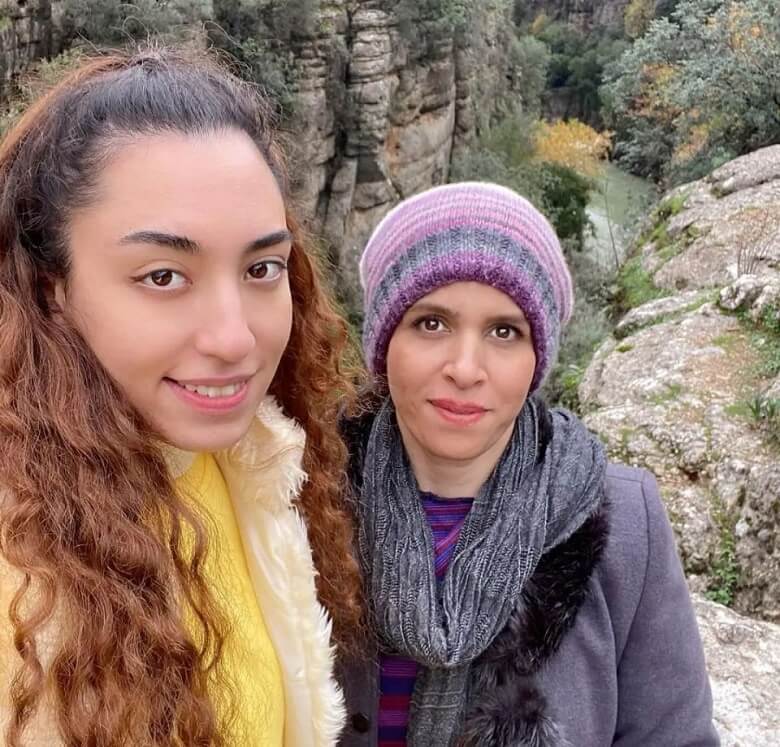 مادر کیمیا علیزاده هم مهاجرت کرده است.