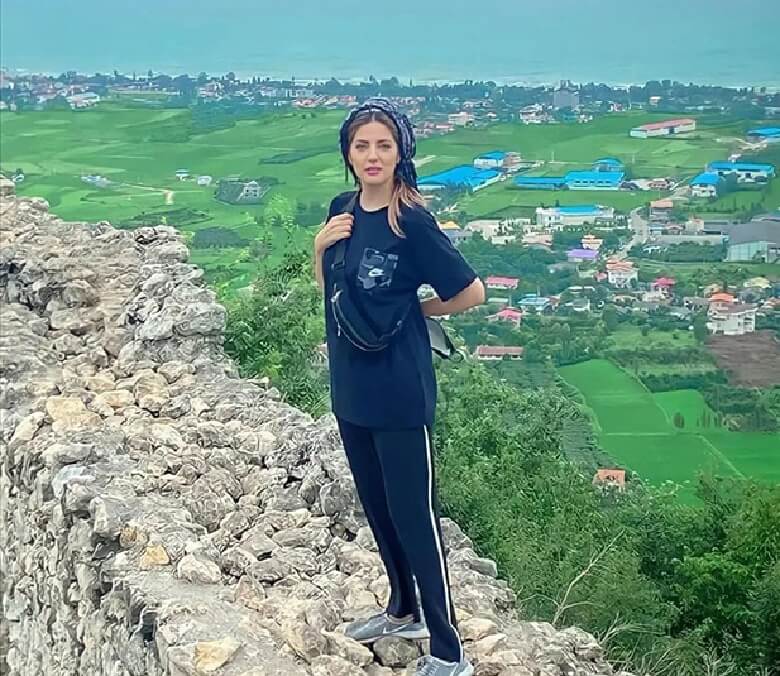 هلیا امامی با این لباس به کوه و دشت رفت.