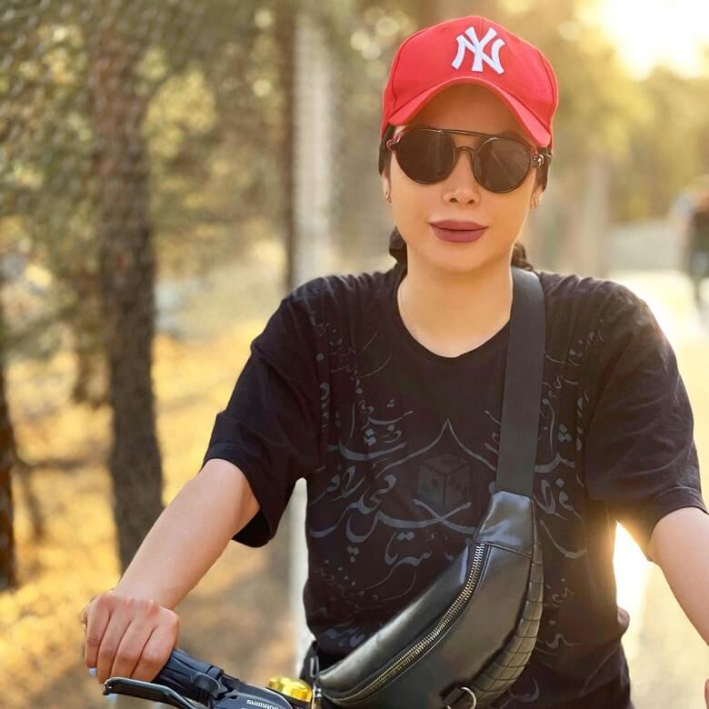 آیدا جعفری بازیگر گاندو در واقعیت تغییر پوشش ۱۸۰ درجه‌ای داد.