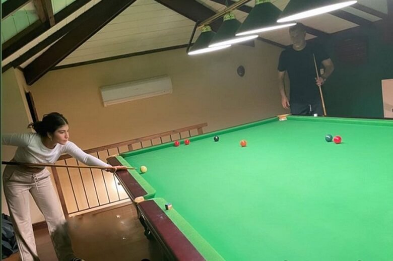 علی دایی با دخترش دنیز بیلیارد بازی می‌کند.