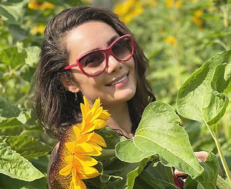 نیلوفر مولایی مجری صدا و سیما کشف حجاب کرد.