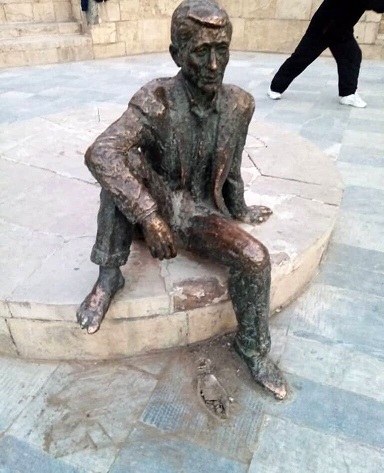 دزد "مجسمه معروف ایرانی" را پا برهنه کرد/ عکس