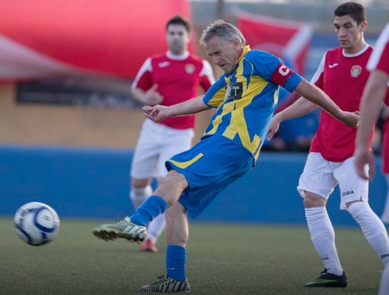 مردی ۶۰ساله پیرترین فوتبالیست حرفه‌ای دنیا است.