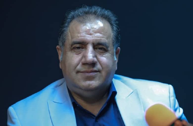 علی خسروی گفت فرهاد مجیدی بی‌ادب و بی‌سواد است.