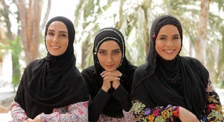 سوگل طهماسبی در جمع دوستانش تیپ جالبی دارد.