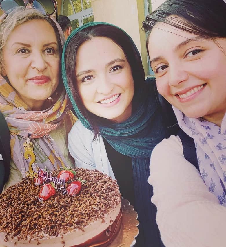 نازنین بیاتی و رویا تیموریان و گلاره عباسی در جشن تولد ژست صمیمی گرفتند.
