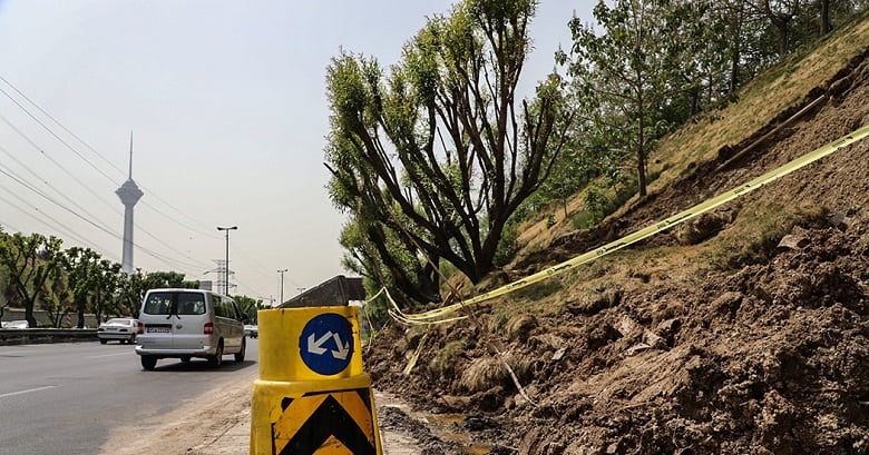 دلیل رانش بزرگراه همت تهران سستی خاک بود.