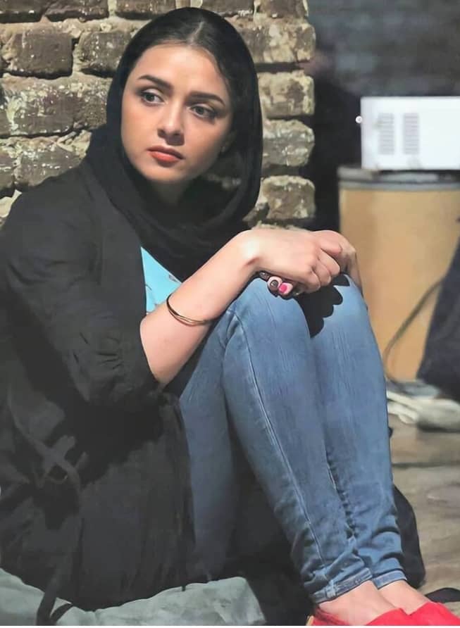 عکس جنجالی "ترانه علیدوستی" نشسته در کف خیابان/ تصویر