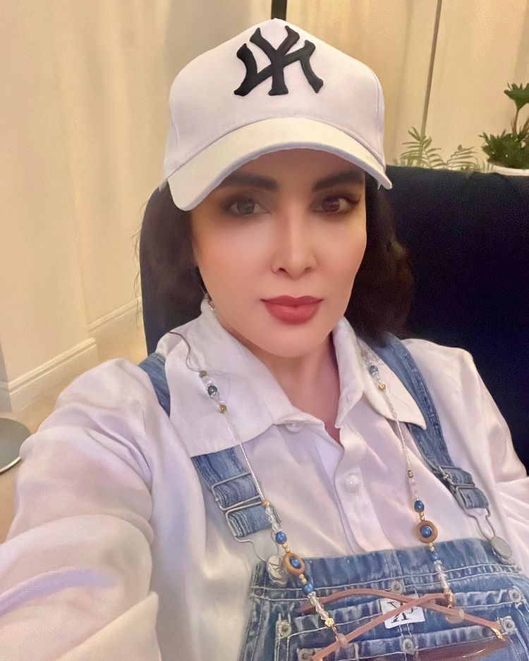 "خانم بازیگر" در حال خرید این لباس سنش را یادش نبود/ عکس