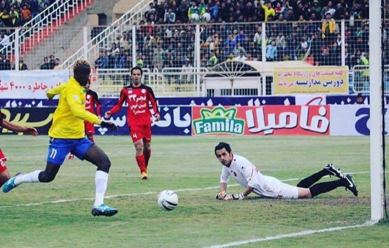 پرتاب پیراهن توسط علی کریمی به صورت دروازه بان پرسپولیس صحت داشت.