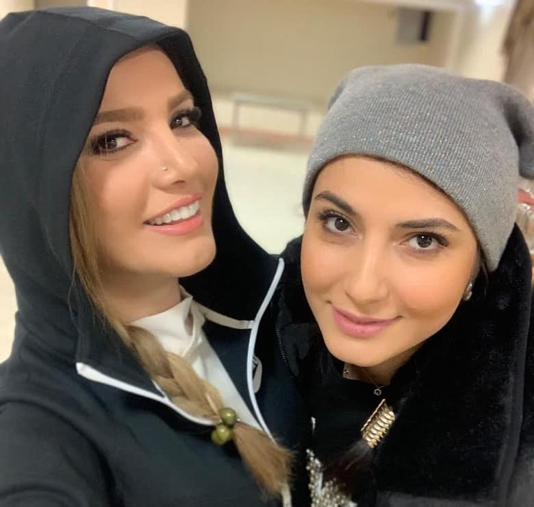 متین ستوده و سمیرا حسن‌پور ژست‌های فوق دوستانه دارند.