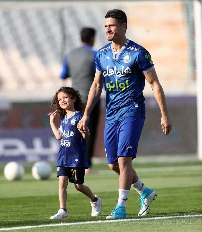 دختر وریا غفوری در ورزشگاه آزادی چشم‌ها را خیره کرده بود.