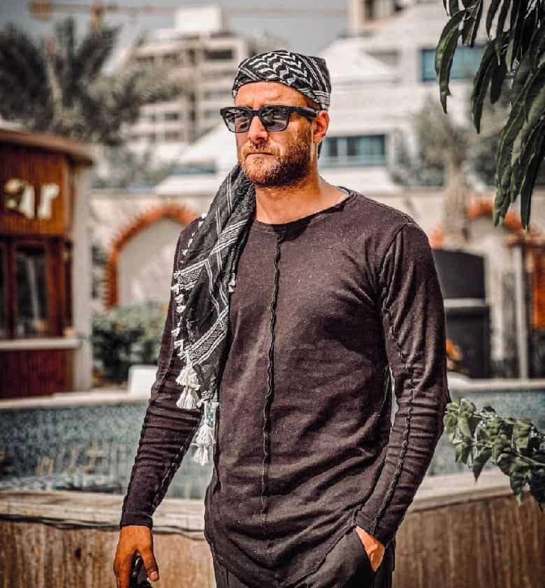 امیر مقاره با چفیه و سربند عربی دیده شده بود.