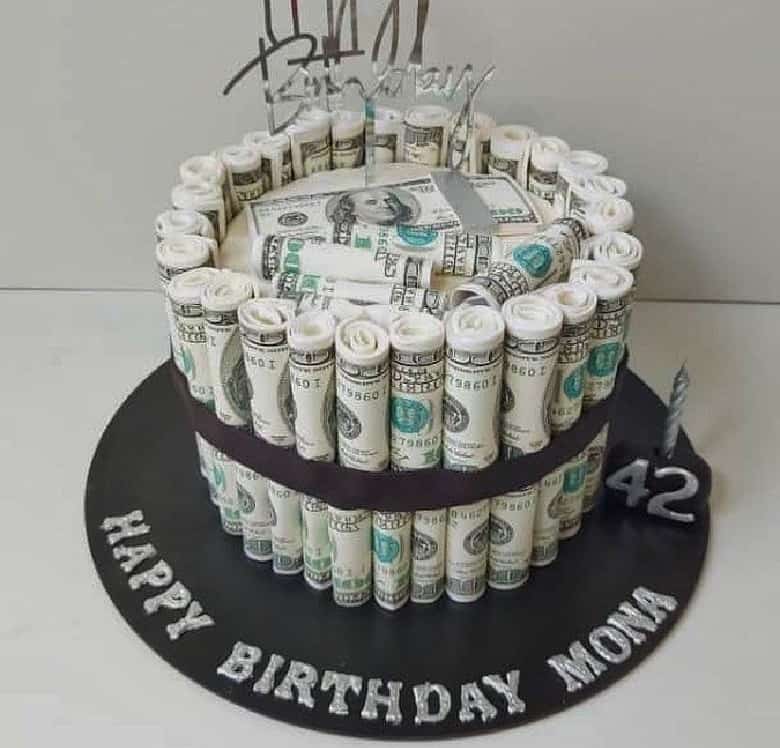 مونا بانکی‌پور مادر دارا حیایی به دلار علاقه زیادی دارد.