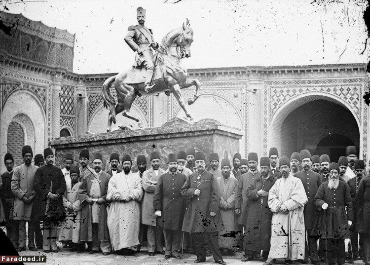 عکسی زیرخاکی از ناصرالدین‌شاه در کنار اولین مجسمه از خودش