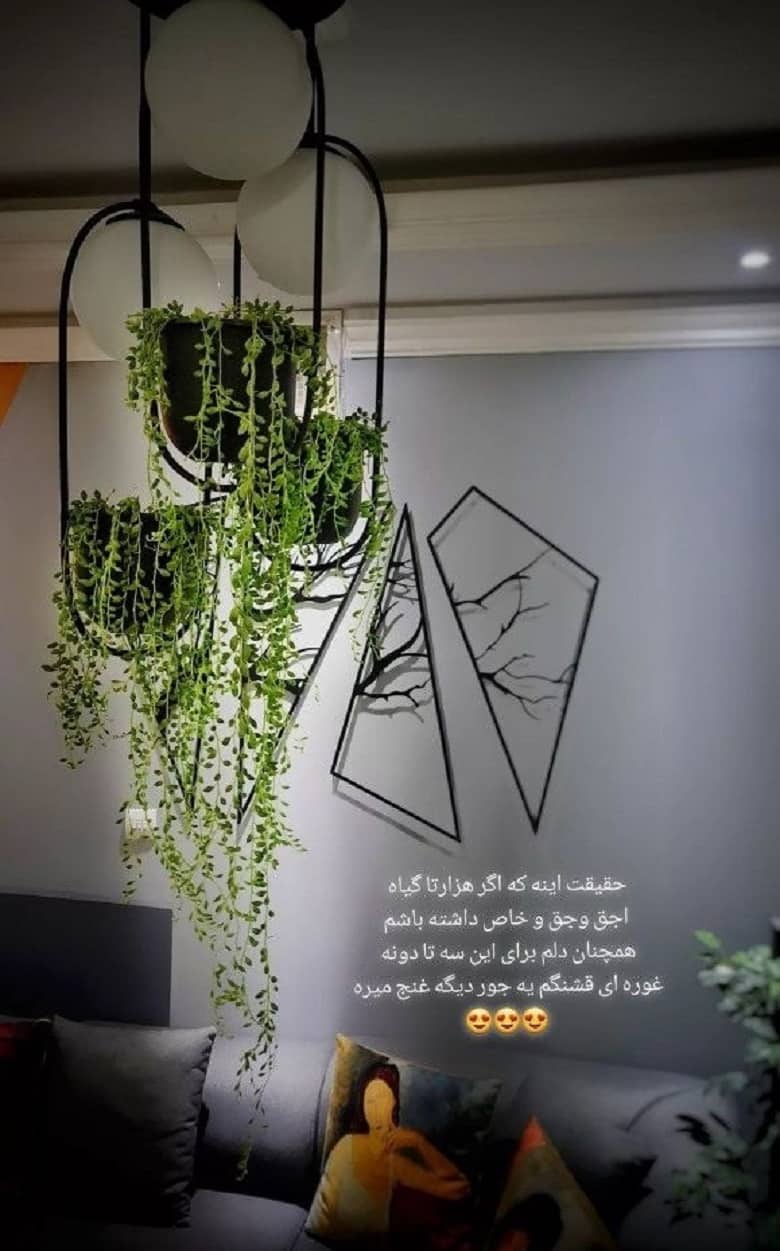 نازنین بیاتی اتاق شخصی با تزییات اجق وجقش داشته است.