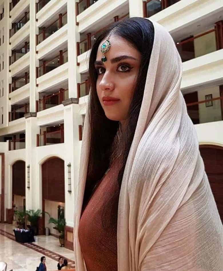 هانیه غلامی با لباس و ترکیب و هندی دیده شده است.