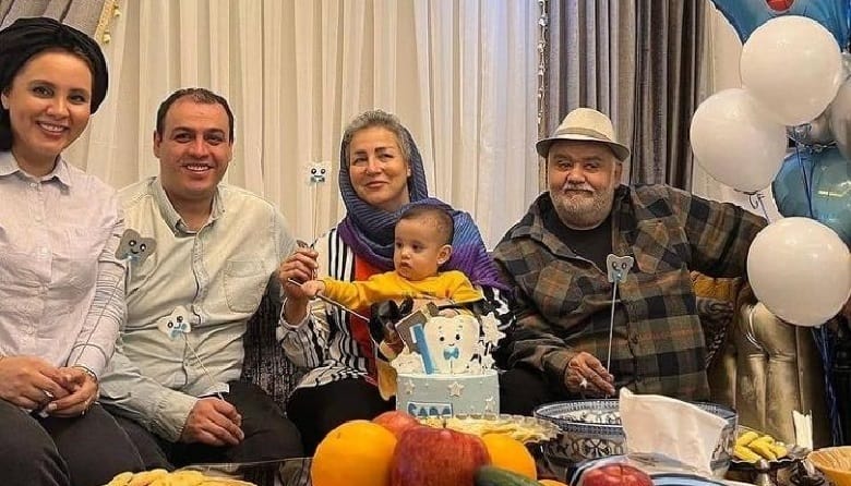 اکبر عبدی در کنار همسر کمتر دیده شده‌اش عکس گرفته است.