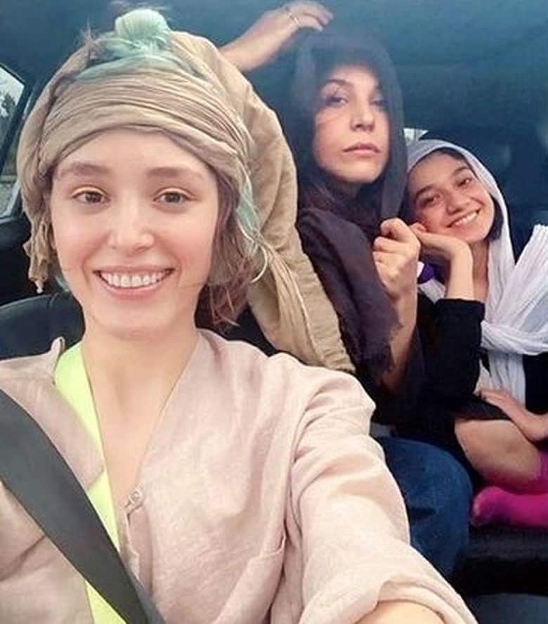 فرشته حسینی در هوای گرم جنوب لباس خنکی پوشیده است.