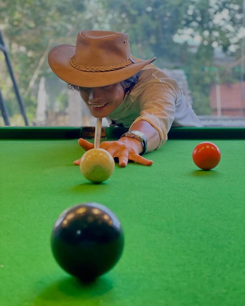 عکس/ خانم بوکسور با تیپ مردانه در حال بیلیارد بازی کردن!