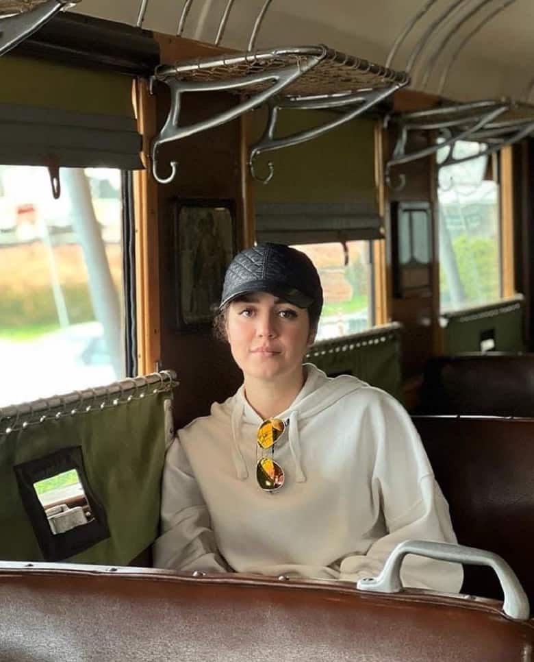 افسانه پاکرو با لباس مردانه در خارج دیده شده است.