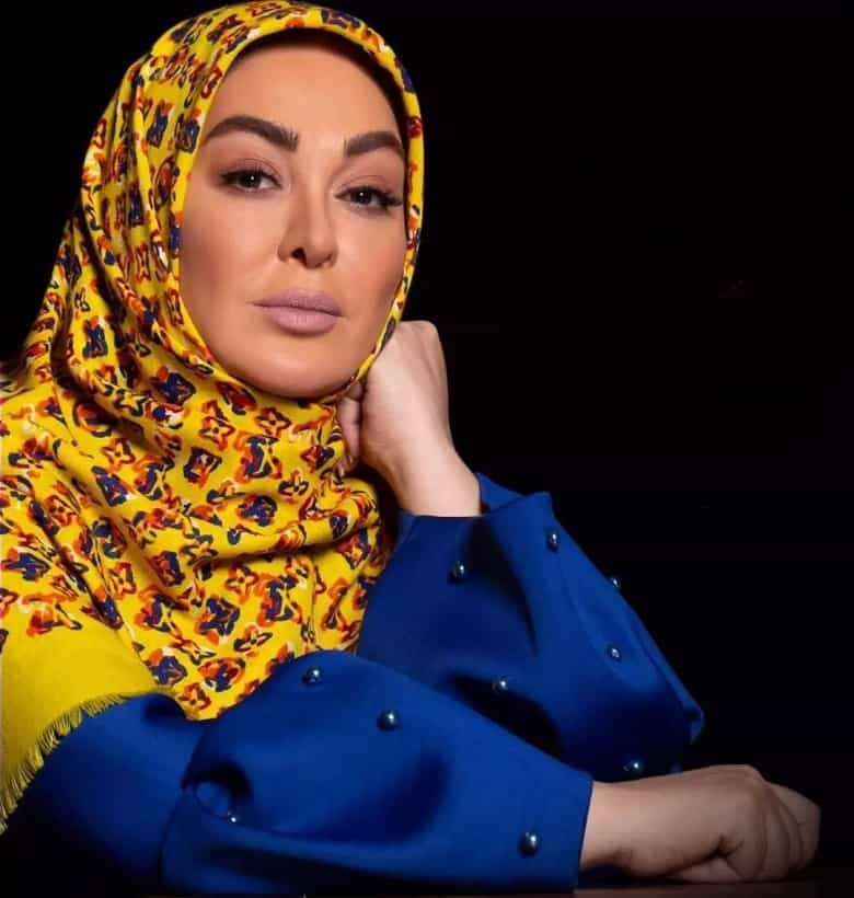 الهام حمیدی چهره برنزه و آرایش عجیبی دارد.