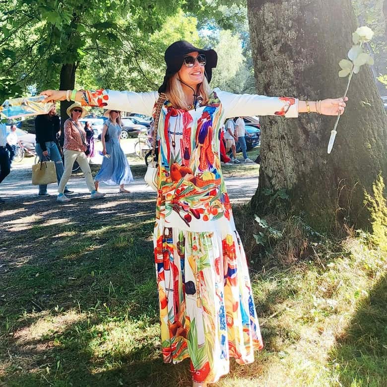 مهناز افشار در یک کارناوال تیپ کاگرلی زده است.