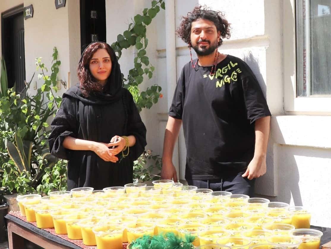 بهنوش طباطبایی در حال نذری دادن است.