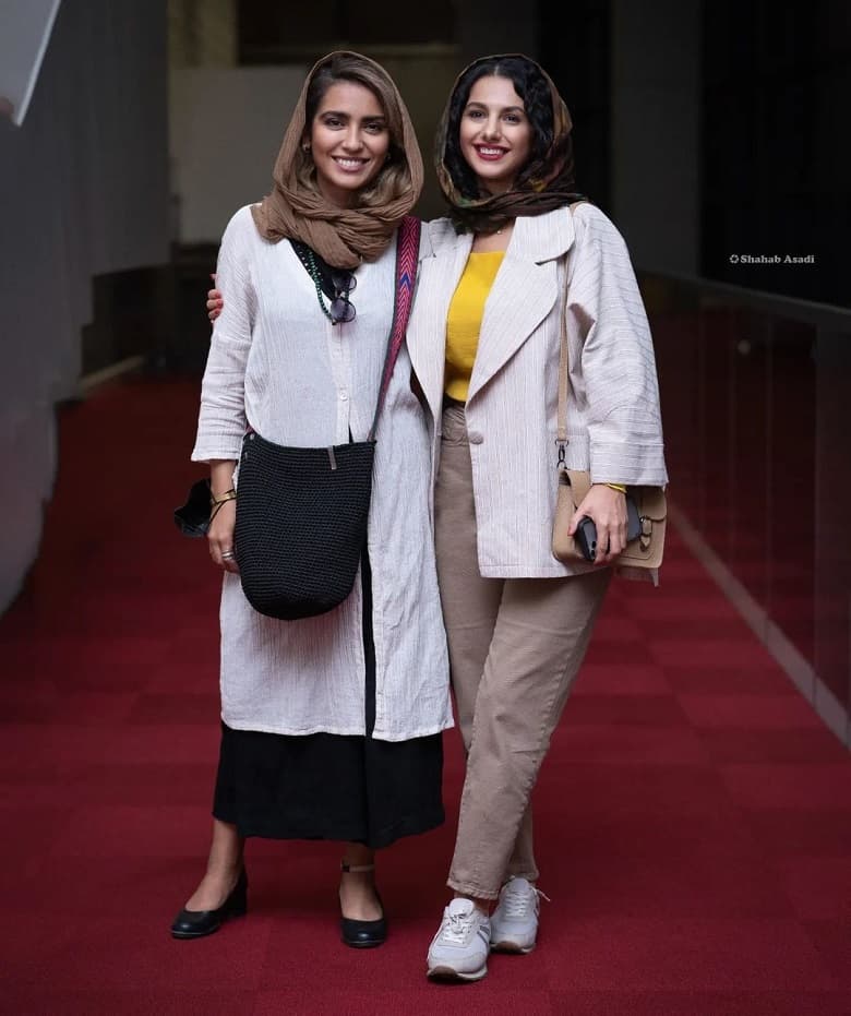 جوانه دلشاد و مونا کرمی با تیپ‌های انچنانی در مراسم اکران فیلم حضور داشتند.