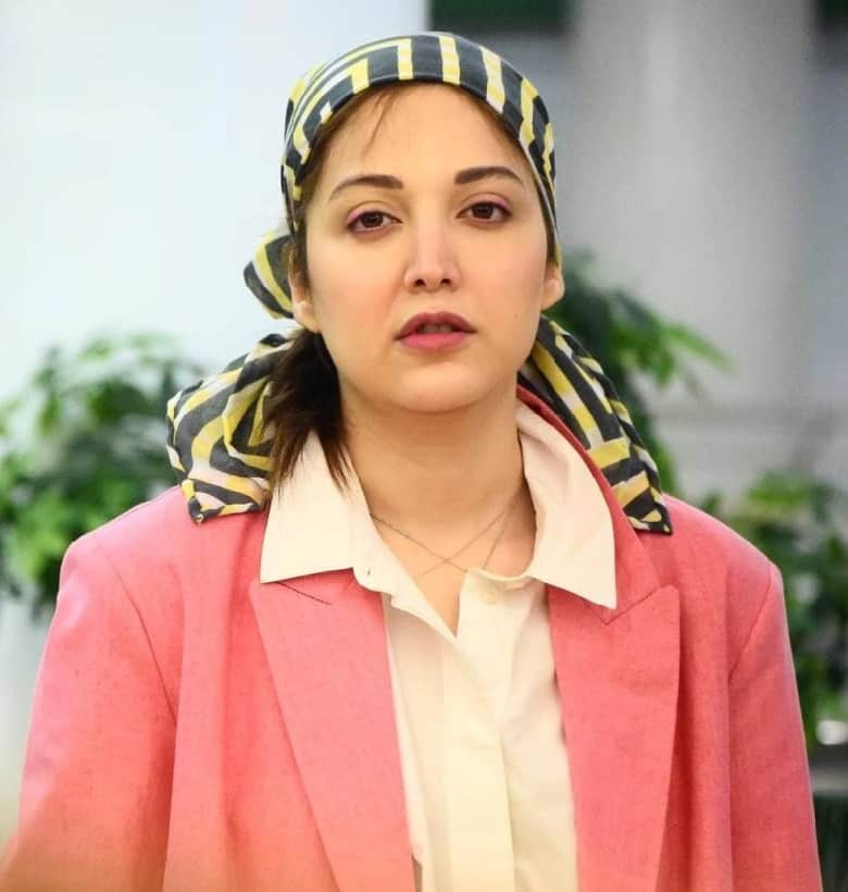 پوشش روشنک گرامی به چشم آمد.