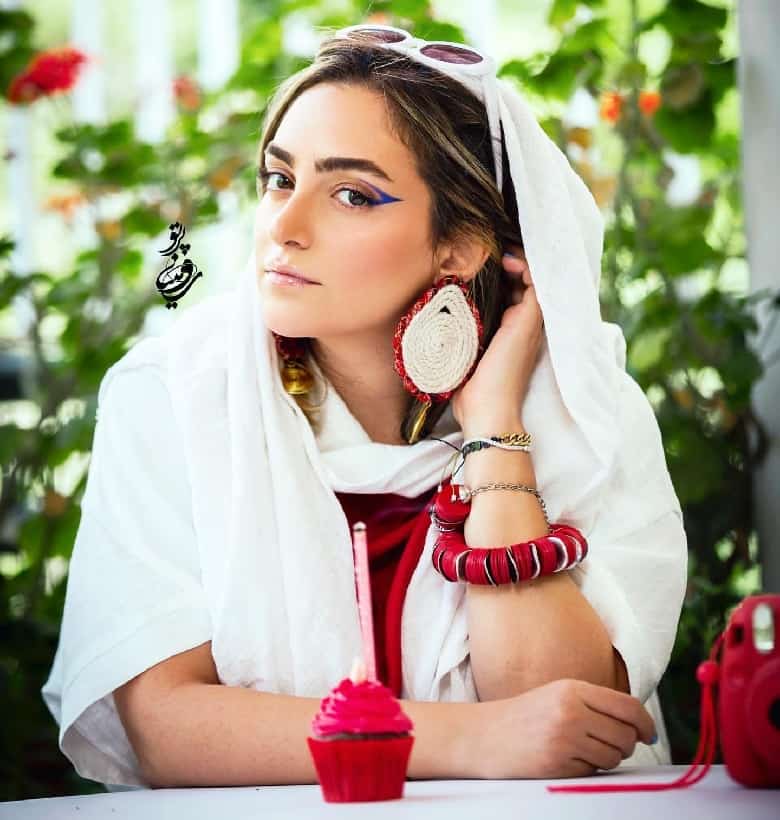 نهال دشتی آرایش عجیب و النگوی عجیب‌تری دارد.