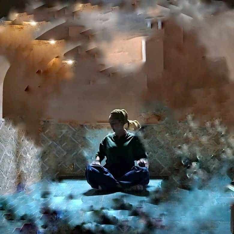 پانته آ سیروس در حمام تاریخی ژست مدیتیشن گرفته است.