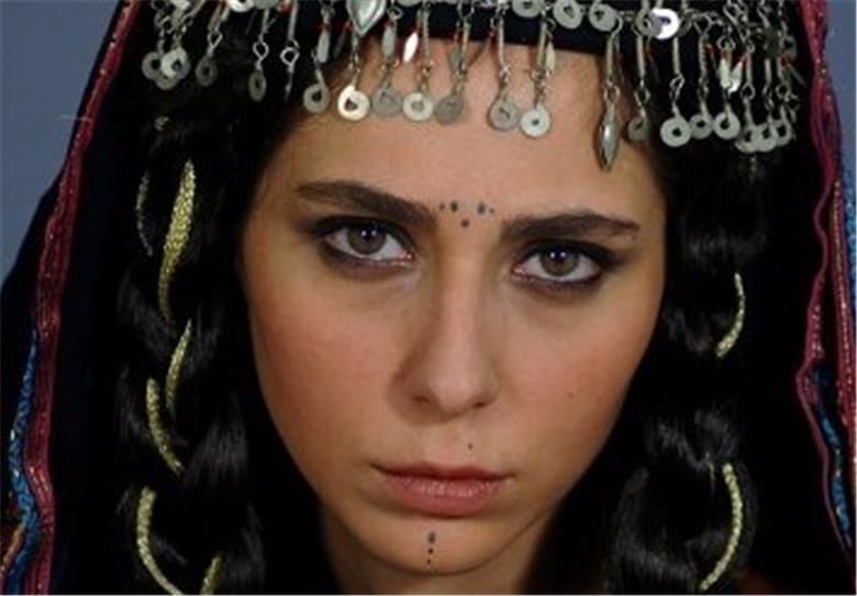 رعنا آزادی‌ور با ترکیب و آرایشی عربی عکس گرفته است.