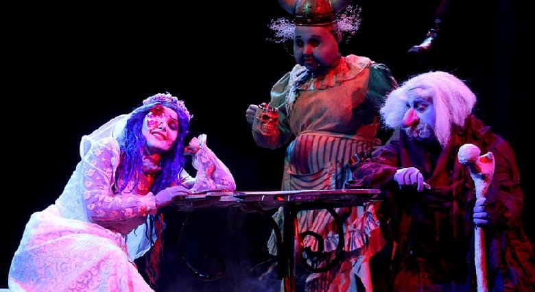 نازنین بیاتی لباس عروس عجیبی بر تن کرده است.