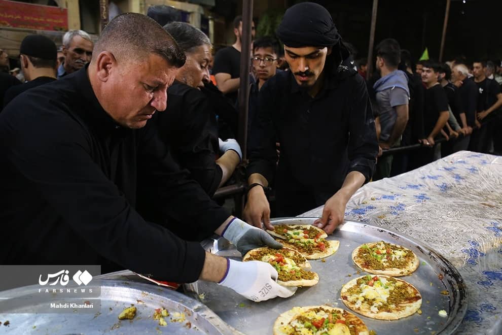 تصاویر/ استقبال عراقی ها از زائران ایرانی با یک غذای عجیب!