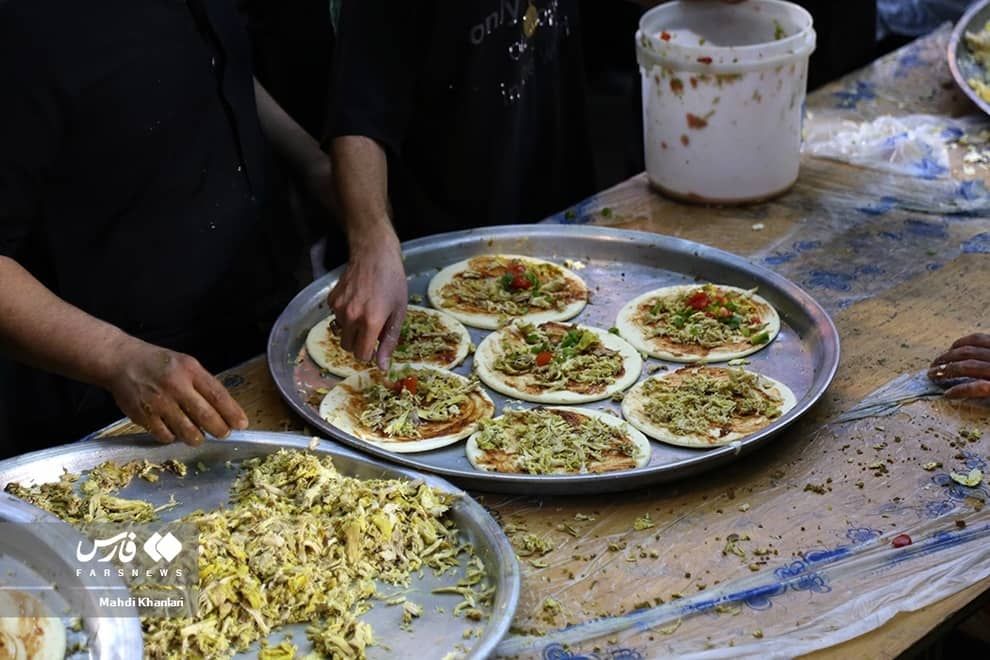 پذیرایی از زائران اربعین با پیتزا