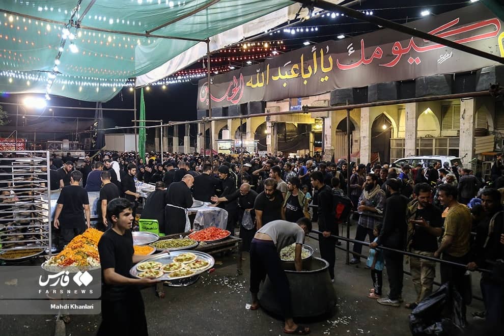 تصاویر/ استقبال عراقی ها از زائران ایرانی با یک غذای عجیب!