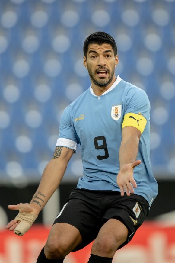 راز دست بانداژ شده سوارز در بازی با ایران