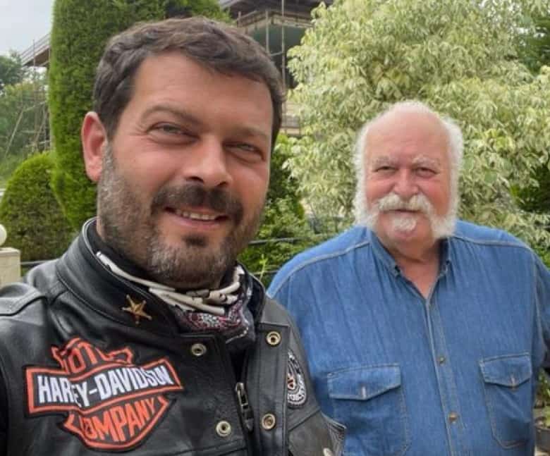 پژمان بازغی در کنار پدر بسیار خوشتیپ و خاصش عکس گرفته است.