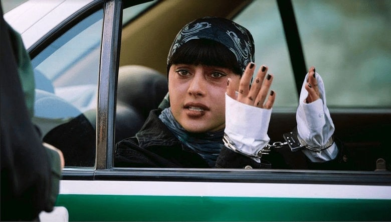 ترلان پروانه در ماشین پلیس دیده شد.