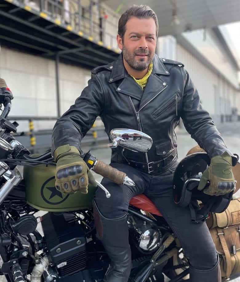 پژمان بازغی در هیبت بهروز وثوقی ظاهر شده است.