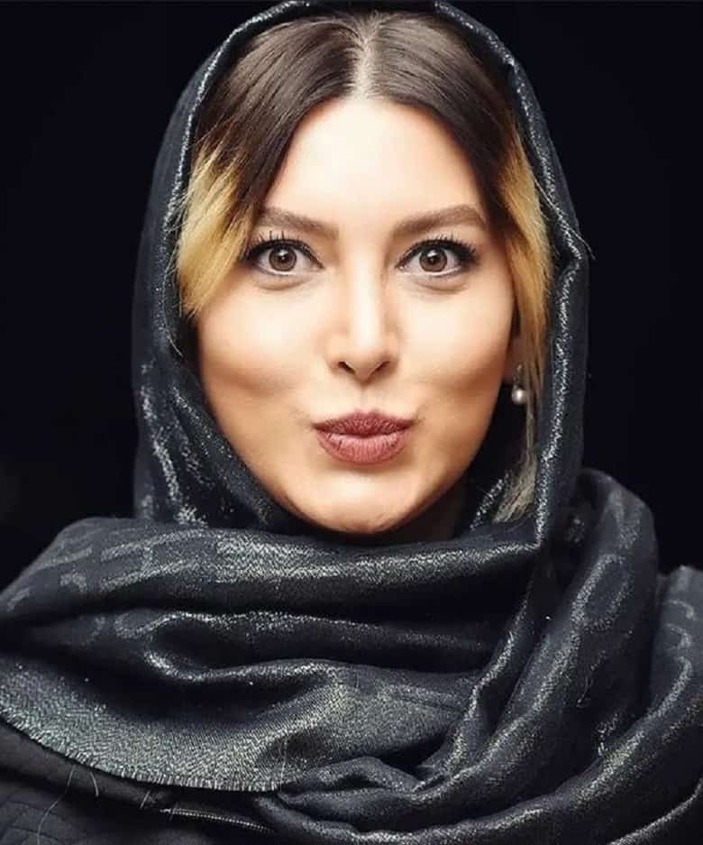 فریبا نادری جلوی دوربین ژست عجیب گرفته است.