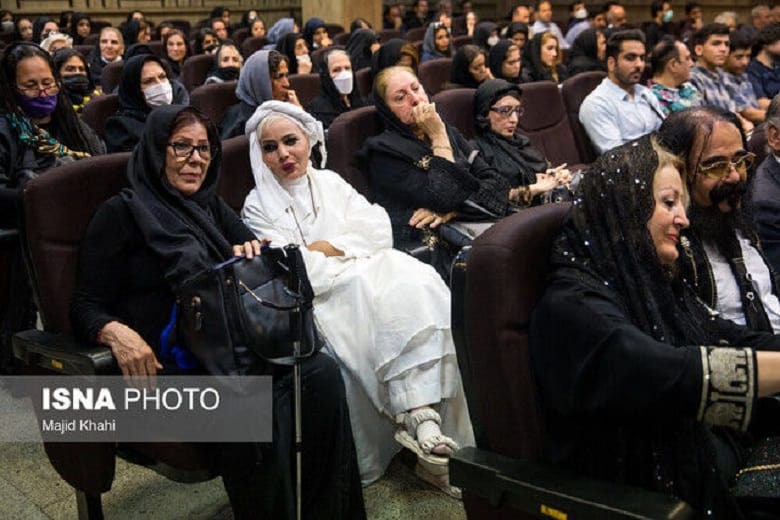 یک زن در مراسم ختم امین تارخ پوشش عجیبی دارد.