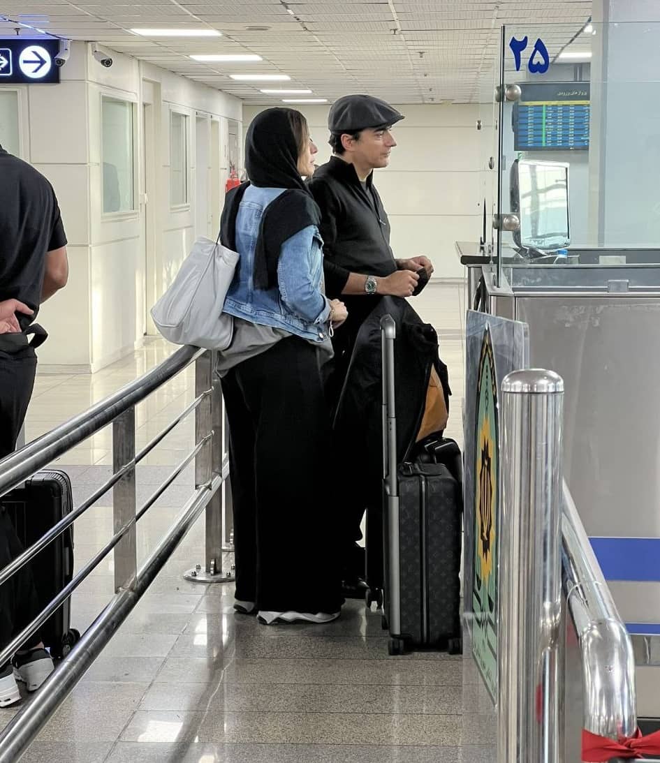 لحظه ای که گذرنامه همایون شجریان و سحر دولتشاهی. لحظه ای که گذرنامه همایون شجریان و سحر دولتشاهی.