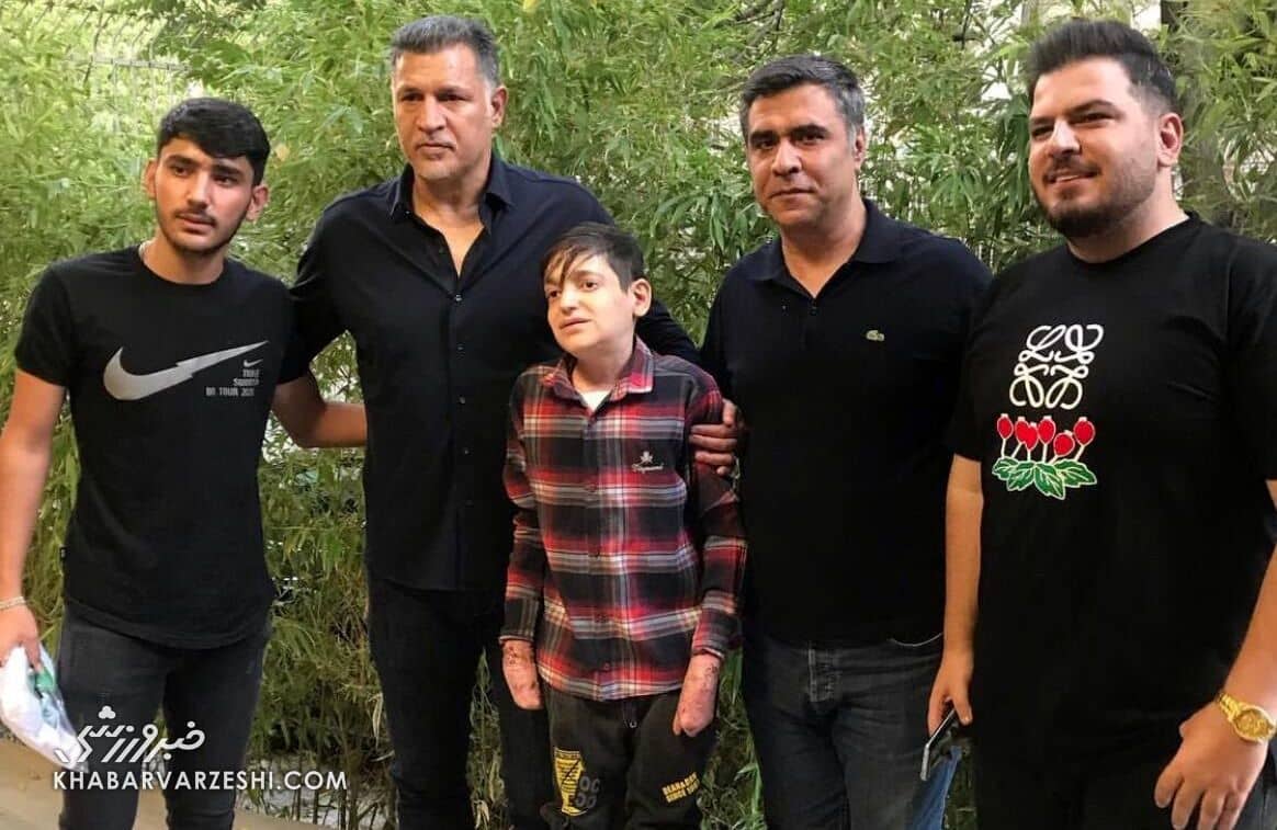 علی دایی میزبان کودک پروانه ای در دفتر کارش شد