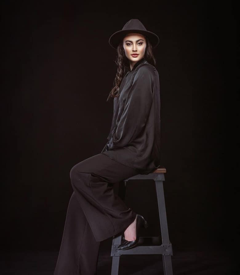 مریم مومن با کلاه شاپو حجاب خاص دارد.